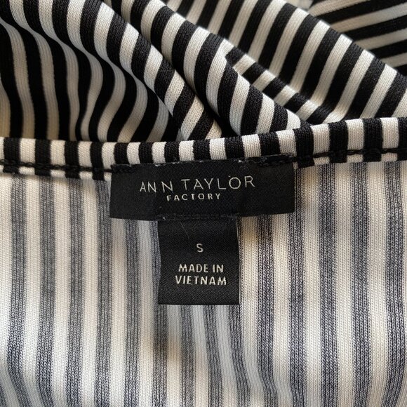 Ann Taylor black and white vertical striped long sleeve pullover stretchy top S - Picture 7 of 8